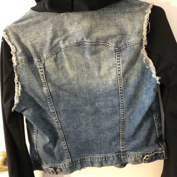 Cropped distressed denim jacket with black hoodie - Picture 4 of 6